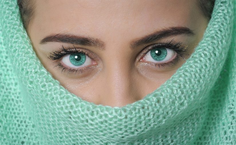 Wearing Eye Contacts Colored Lenses Safely: A Beginner’s Guide