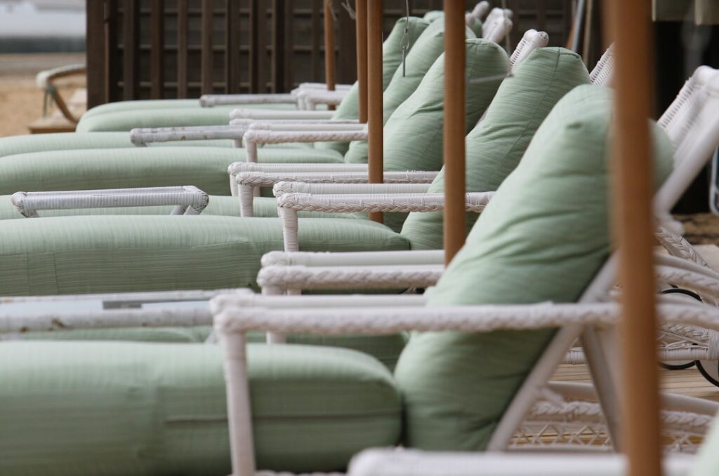 a row of lawn chairs sitting next to each other